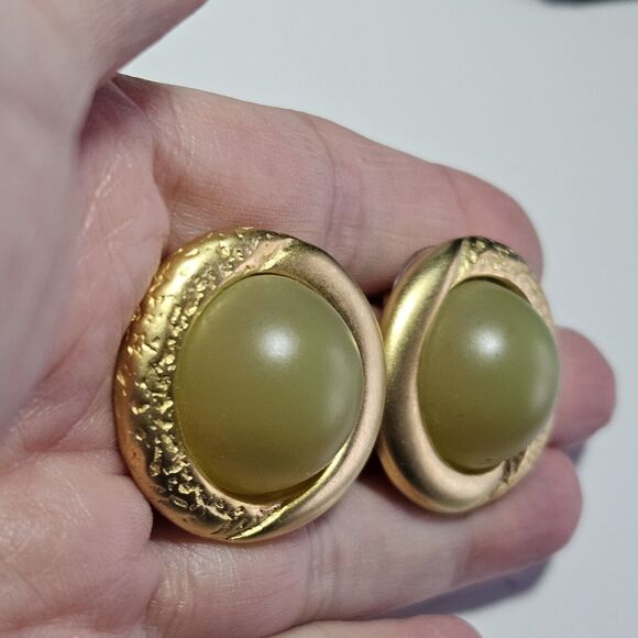 **Sale** Vintage Ernst Gideon Bek Gold Tone Green Round Earrings - Picture 3 of 12